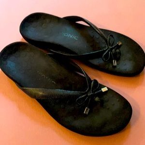 Size 10 black Vionic thong sandals